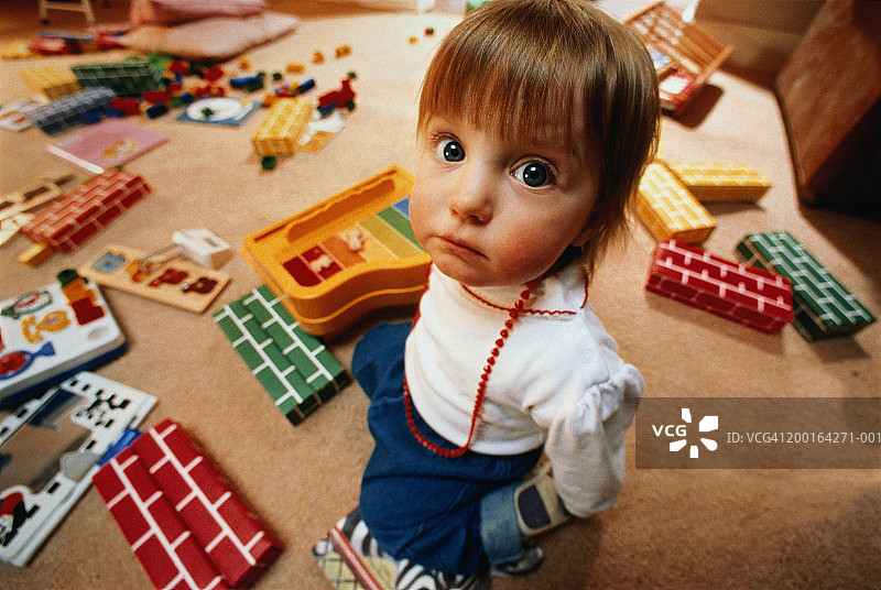 房间里有学习玩具的女幼儿（12-15个月），肖像图片素材