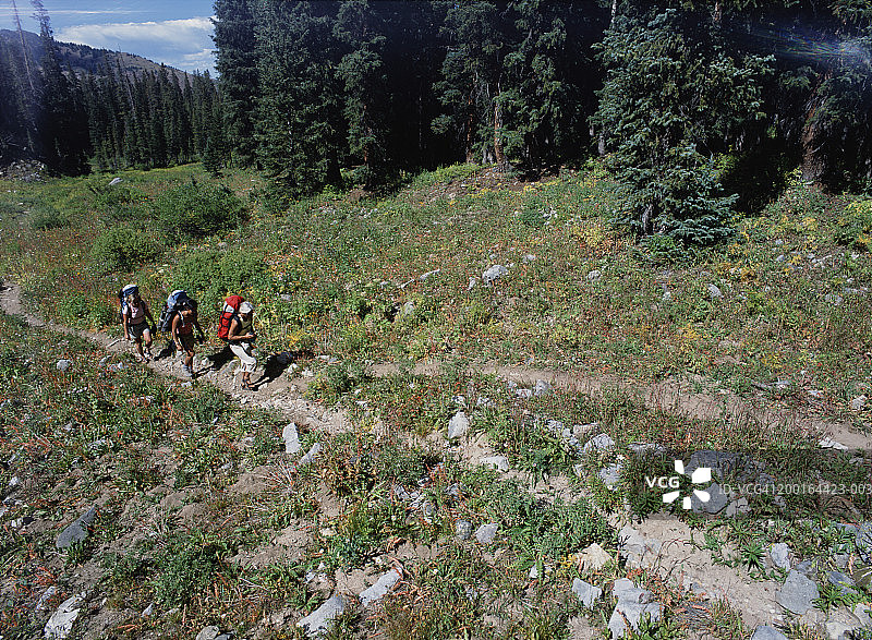 妇女在小路上徒步旅行图片素材