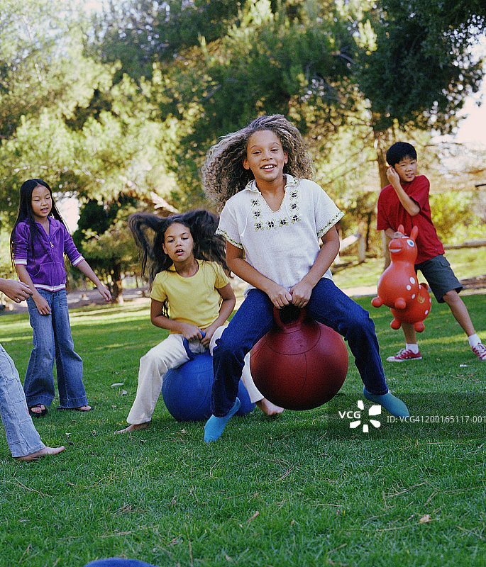 在公园里举行弹跳球比赛的孩子们（8-10岁）图片素材