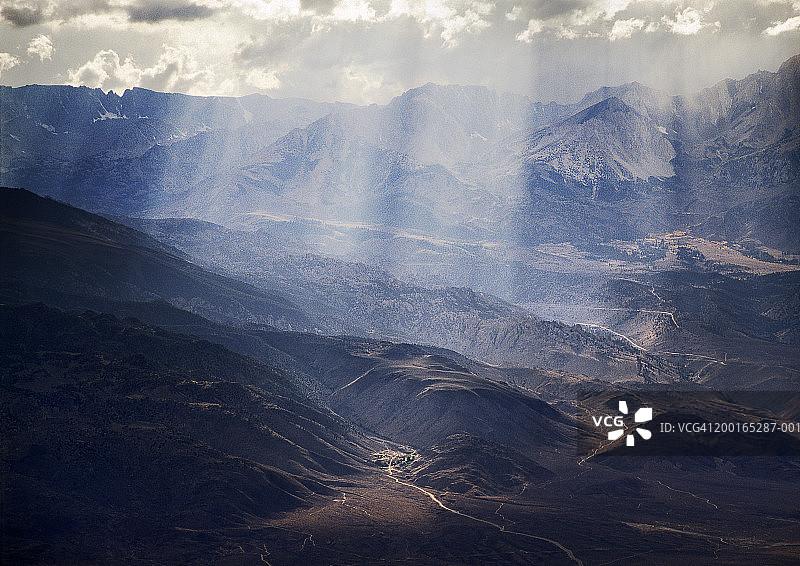 阳光照耀在山谷之上图片素材