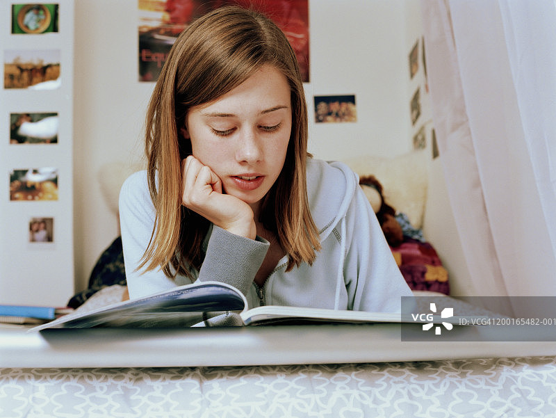 少女阅读杂志特写图片素材