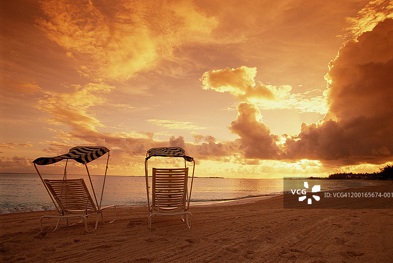 海滩上的躺椅（后视图，日落时分）图片素材