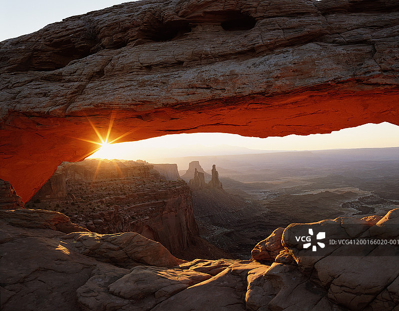 美国犹他州峡谷地国家公园梅萨拱门景观图片素材