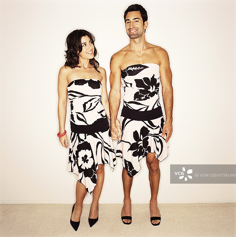 年轻情侣穿着连衣裙手牵着手图片素材