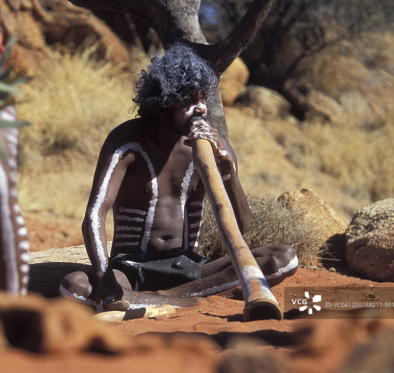 澳大利亚爱丽斯泉，演奏迪吉里杜管的澳大利亚土著男子图片素材