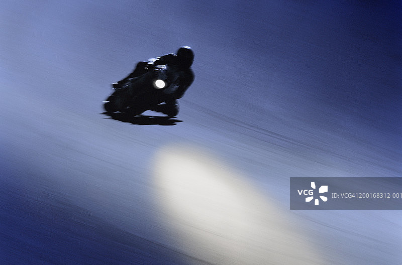 摩托车赛车手转弯加速（模糊运动）图片素材