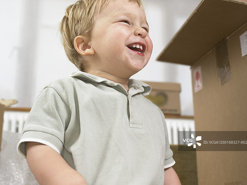 （21-24个月）男宝宝低角度大笑图片素材