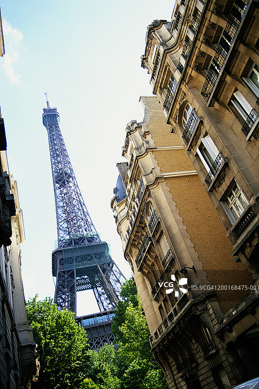 法国巴黎埃菲尔铁塔低角度景观图片素材
