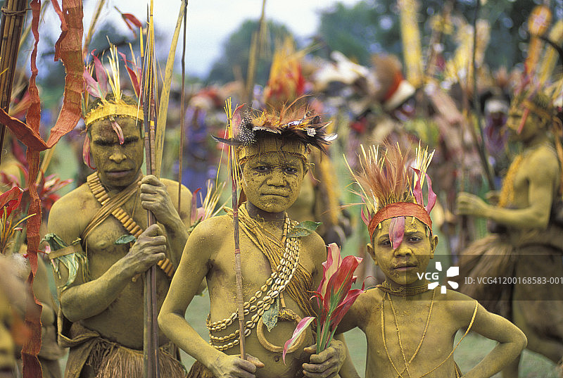 身着部落服装的父子肖像图片素材