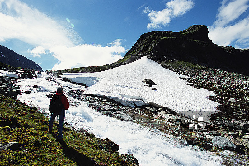 挪威拉格斯泰因达伦徒步女性（后视图）图片素材