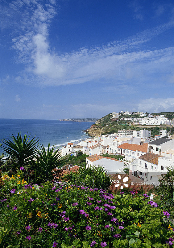 葡萄牙阿尔加维萨莱马海岸线村庄高视角景色图片素材
