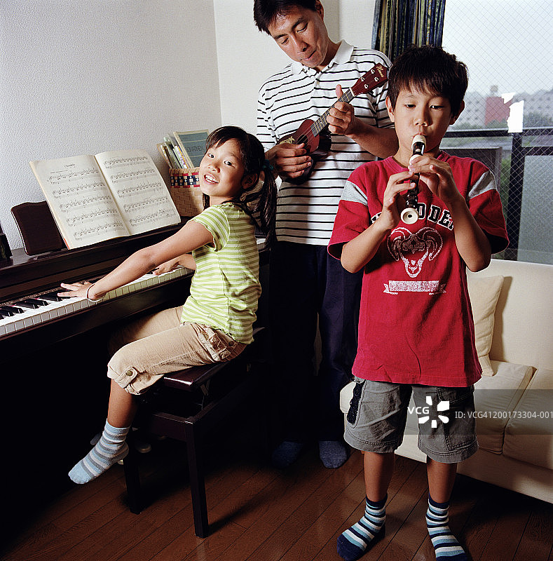 父亲儿子女儿演奏乐器图片素材