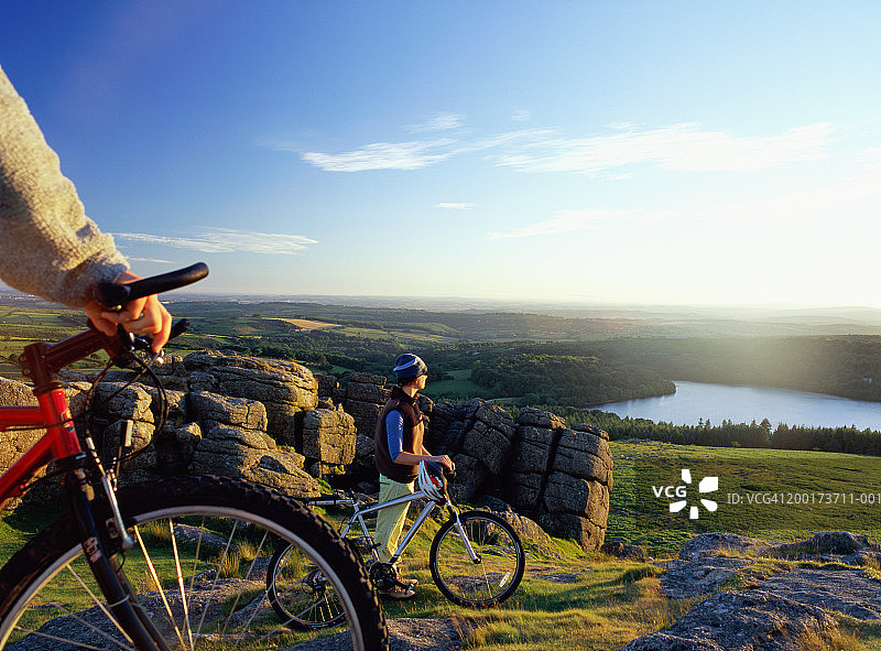 英格兰达特穆尔：Sheeps Tor，骑山地自行车的夫妇图片素材