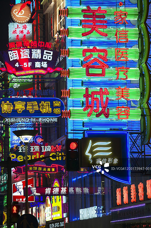 中国上海南京路霓虹灯街景夜色图片素材