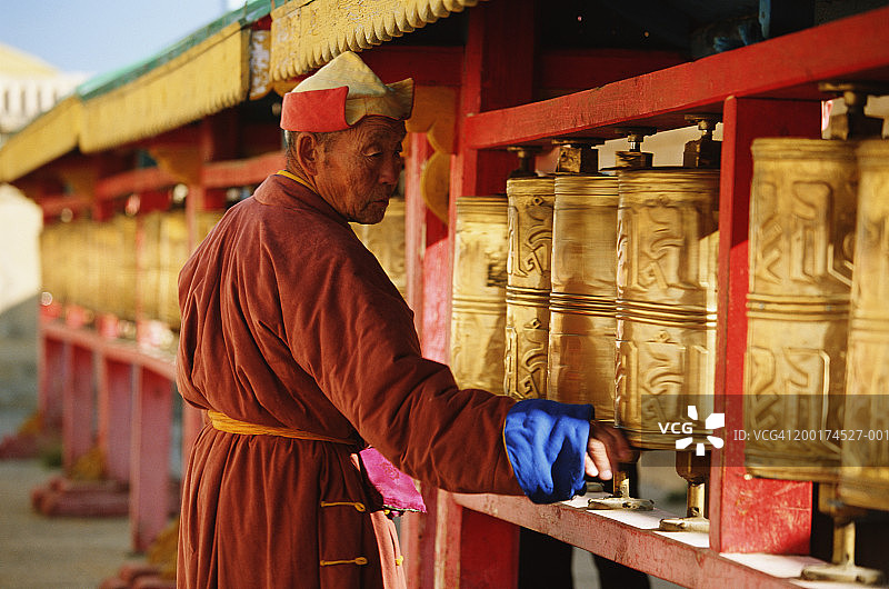 僧侣转动祈祷轮图片素材