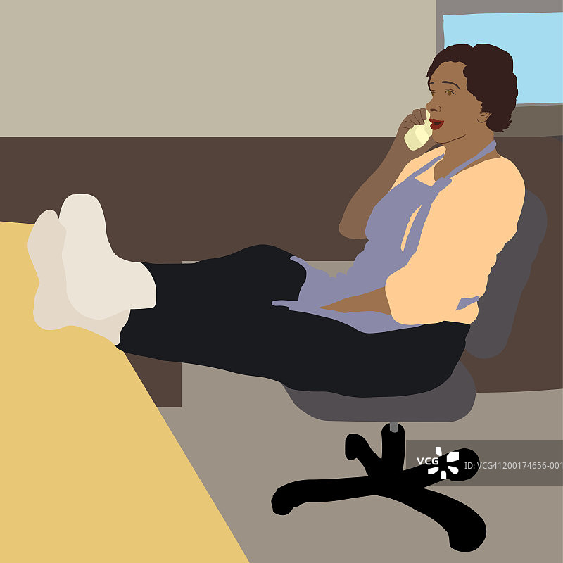 女人坐在办公桌前，翘着脚打电话图片素材