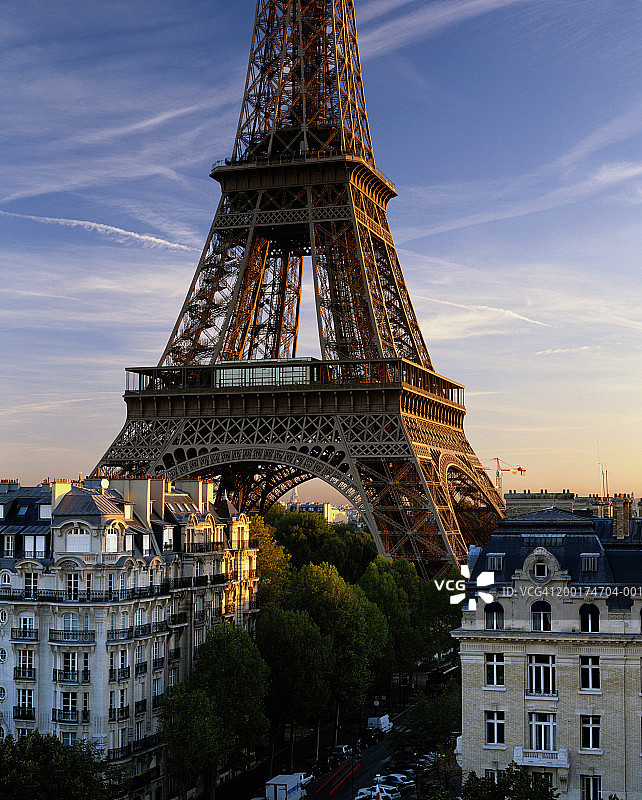 法国巴黎埃菲尔铁塔城市建筑日落景观图片素材