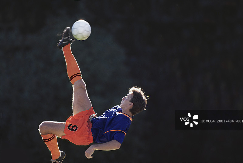 男子足球运动员表演倒钩图片素材