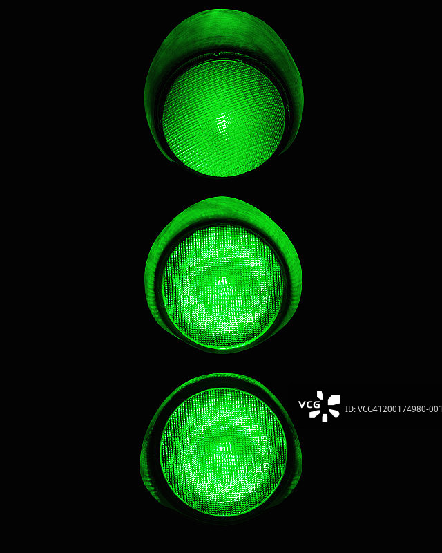 绿色的交通信号灯（数字增强）图片素材