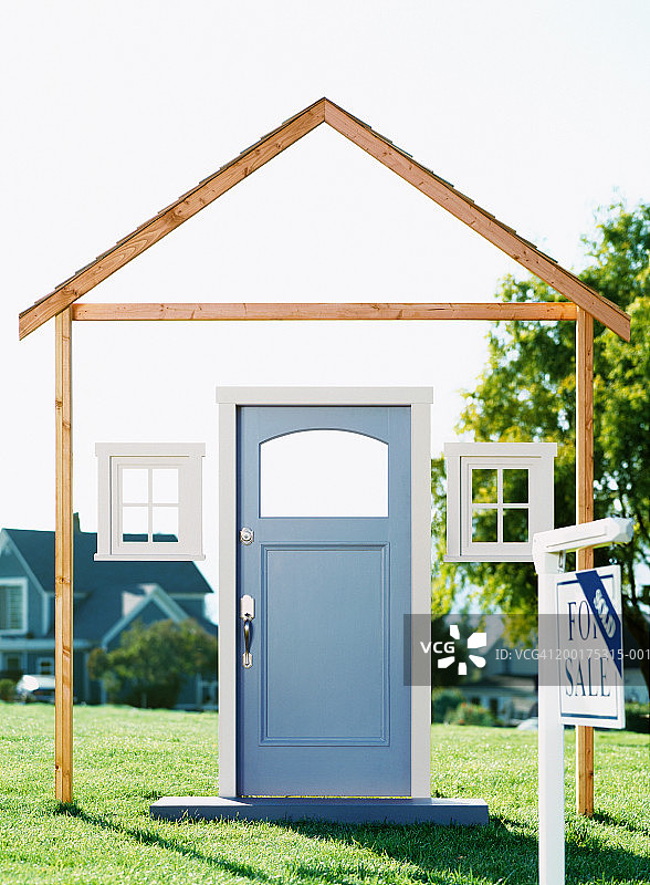 房屋框架前张贴的“For Sale”标志图片素材