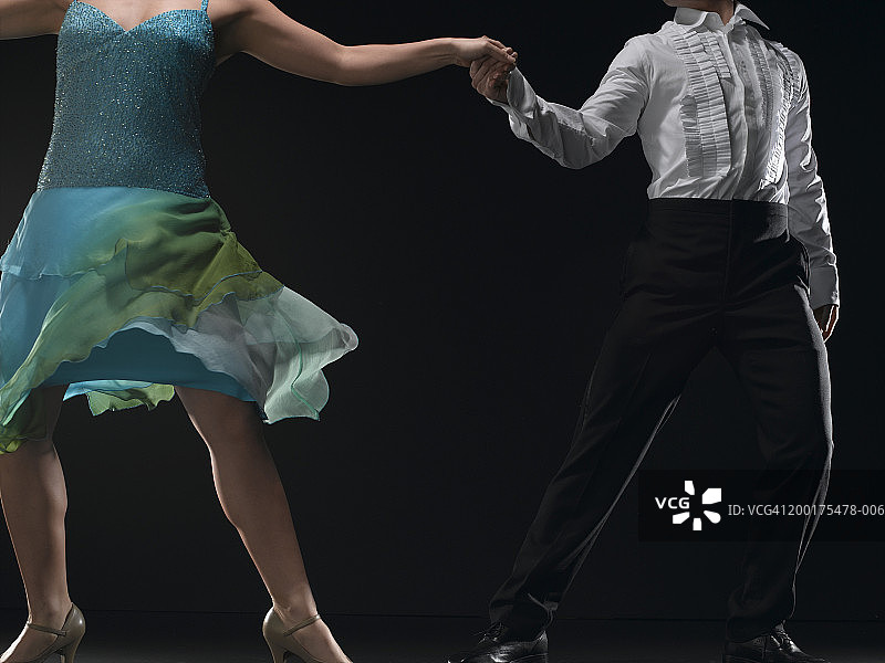 情侣跳交谊舞，局部视图图片素材