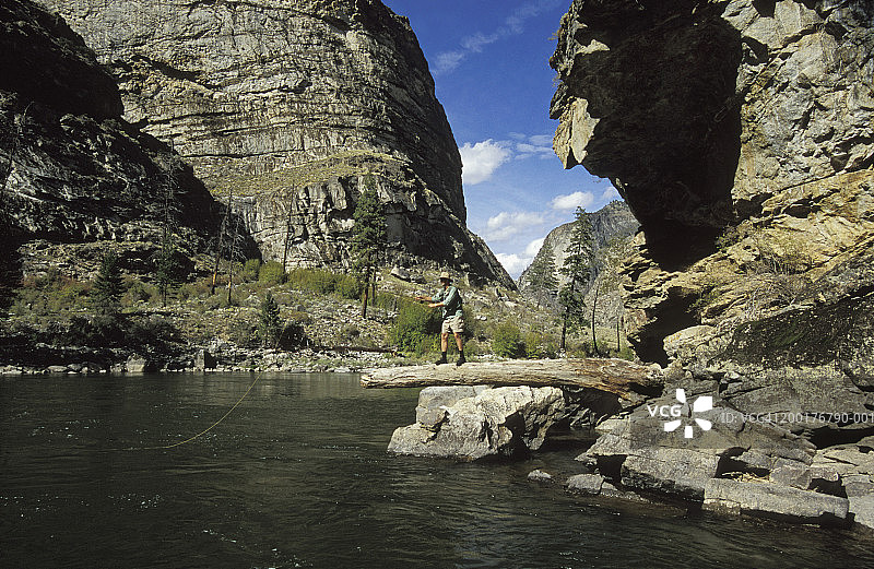 美国爱达荷州鲑鱼河中叉男子飞蝇钓图片素材