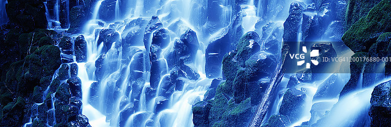 美国俄勒冈州普罗克西瀑布，流水倾泻在岩石上图片素材