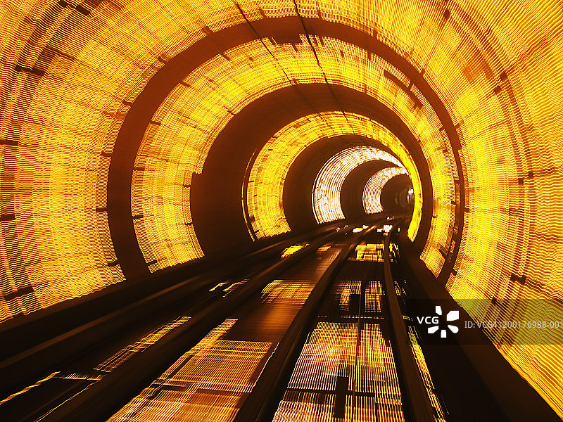 中国上海：外滩观光隧道（虚化效果）图片素材