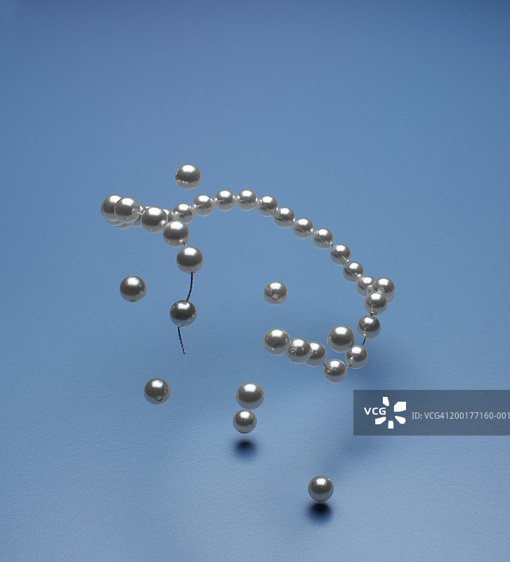 断裂的珍珠项链图片素材