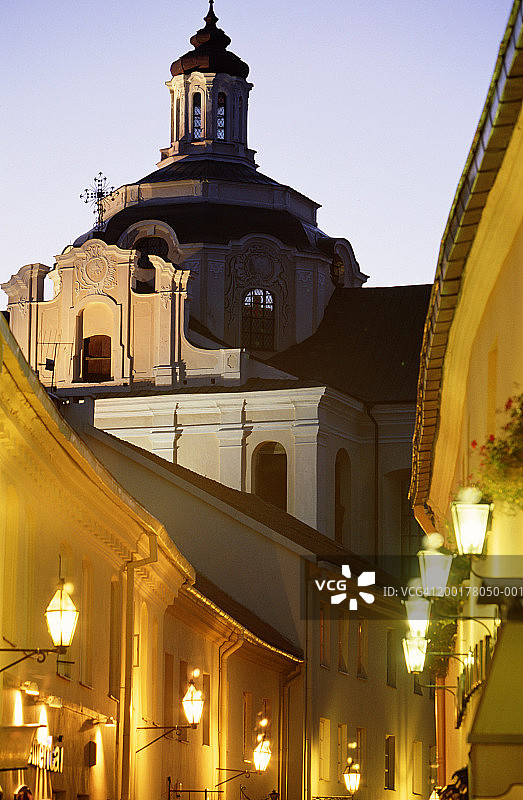 立陶宛维尔纽斯老城圣神教堂黄昏景色图片素材