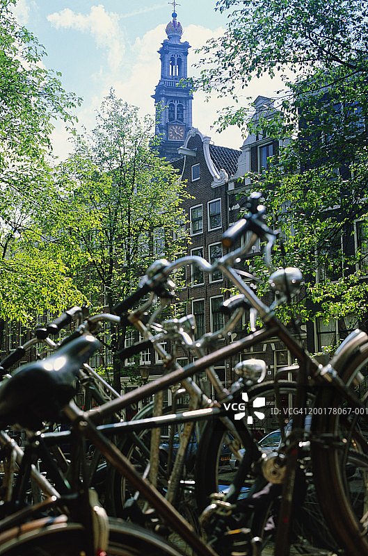 荷兰阿姆斯特丹：自行车与教堂图片素材