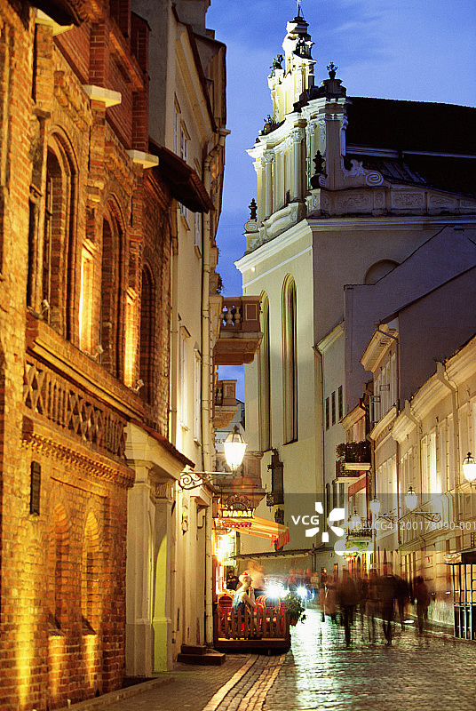 立陶宛维尔纽斯老城街道夜景图片素材