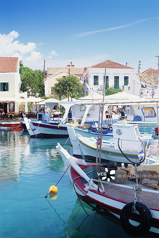 希腊凯法利尼亚岛停泊在菲斯卡多村的船只图片素材