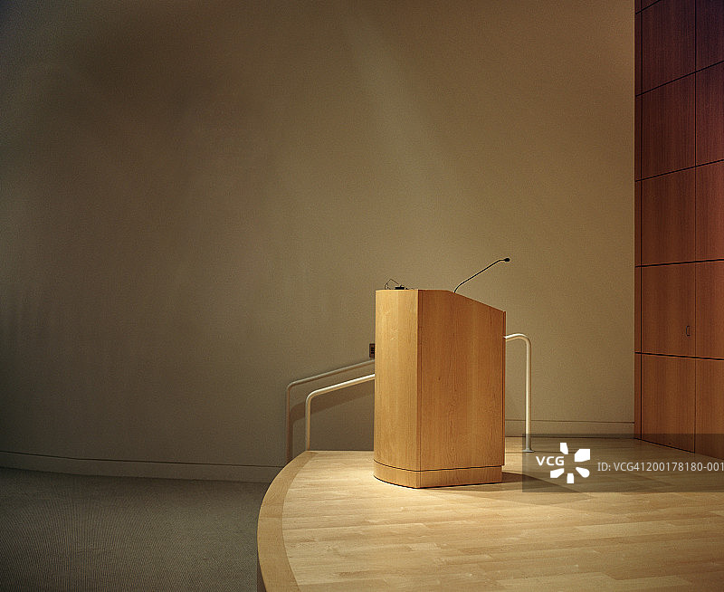 房间里的讲台和麦克风图片素材