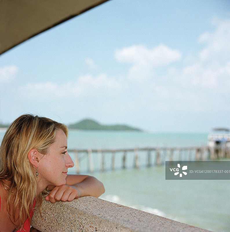 女人倚靠海边阳台图片素材