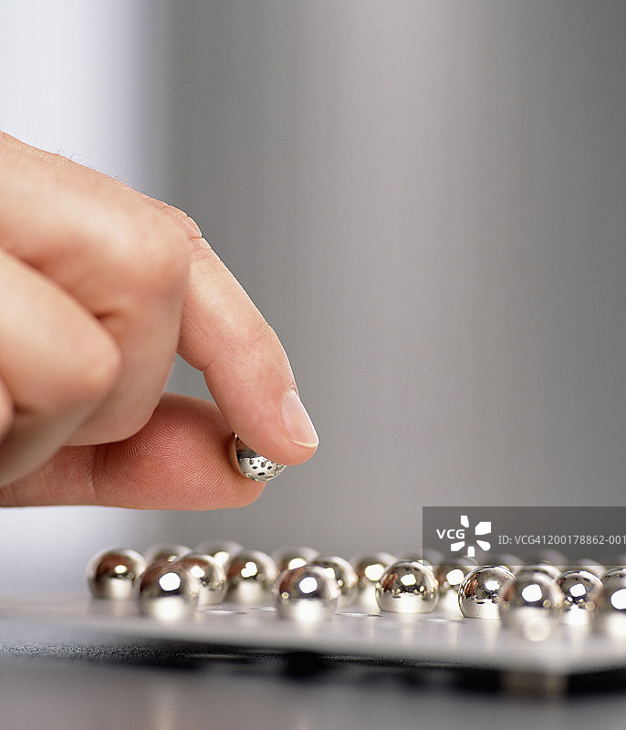 男人玩纸牌游戏特写图片素材