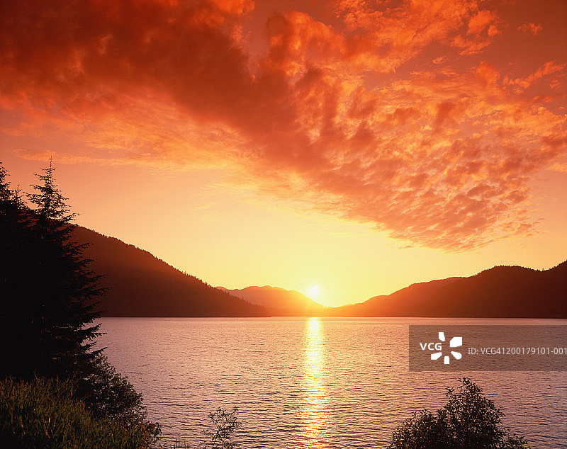 美国华盛顿州奥林匹克国家公园新月湖的日落图片素材