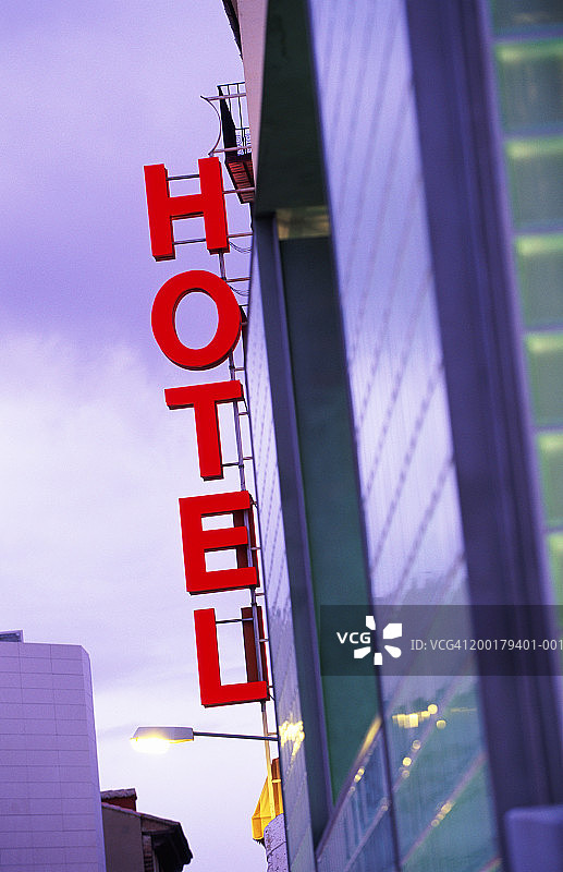 建筑物外墙上的“酒店”标志图片素材