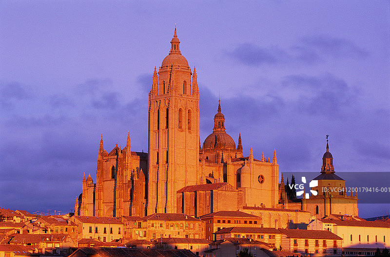 西班牙卡斯蒂利亚-莱昂塞哥维亚主教堂黄昏景色图片素材