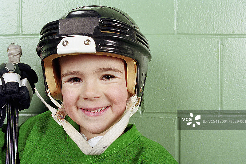 戴冰球头盔的男孩（4-6岁）图片素材