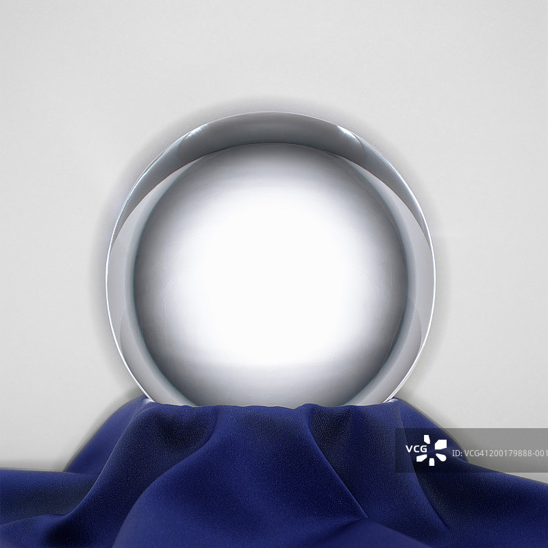 蓝色织物上的水晶球图片素材