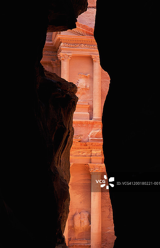 约旦佩特拉古城遗址：透过岩缝看宝库图片素材