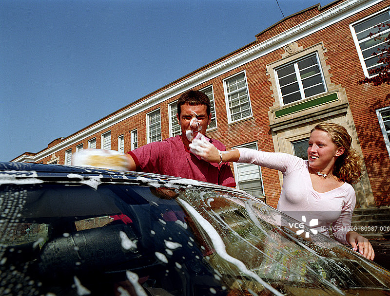 慈善筹款活动中嬉戏的青少年男女(17-19岁)图片素材