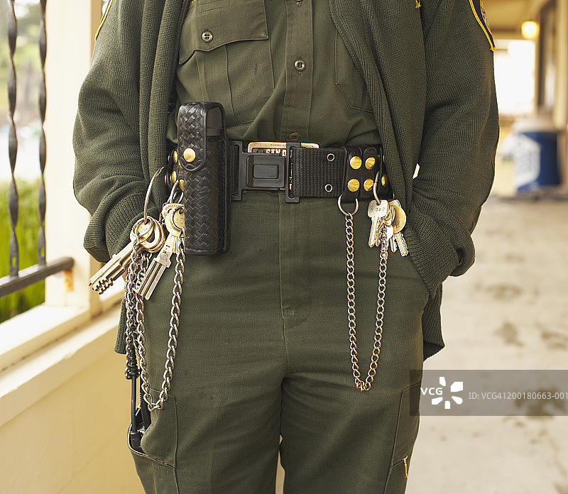 腰带上戴着钥匙的狱警（中部）图片素材