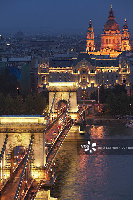 匈牙利布达佩斯链子桥和圣史蒂芬大教堂夜景图片素材