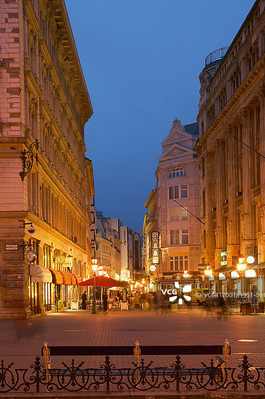 匈牙利布达佩斯沃罗斯马提广场街道夜景图片素材