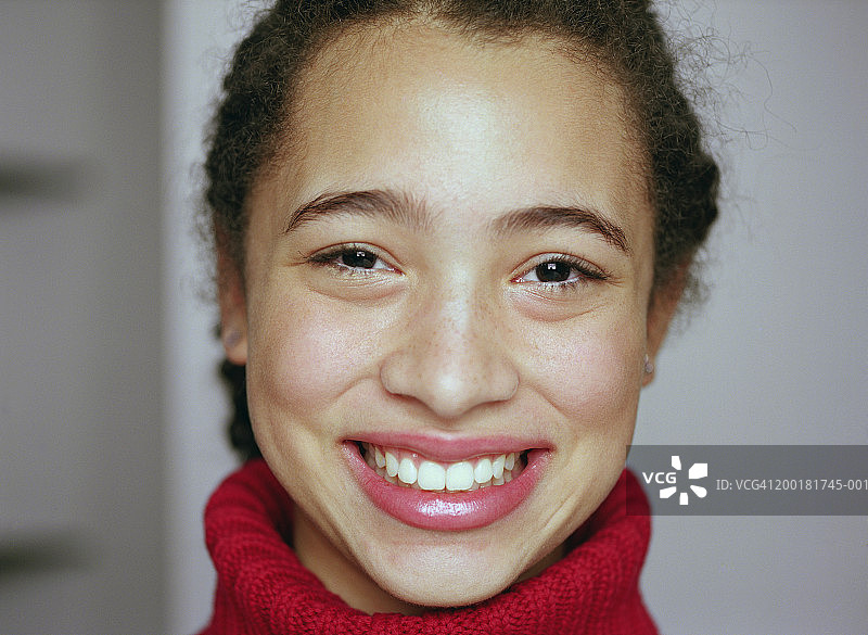微笑的少女肖像特写图片素材