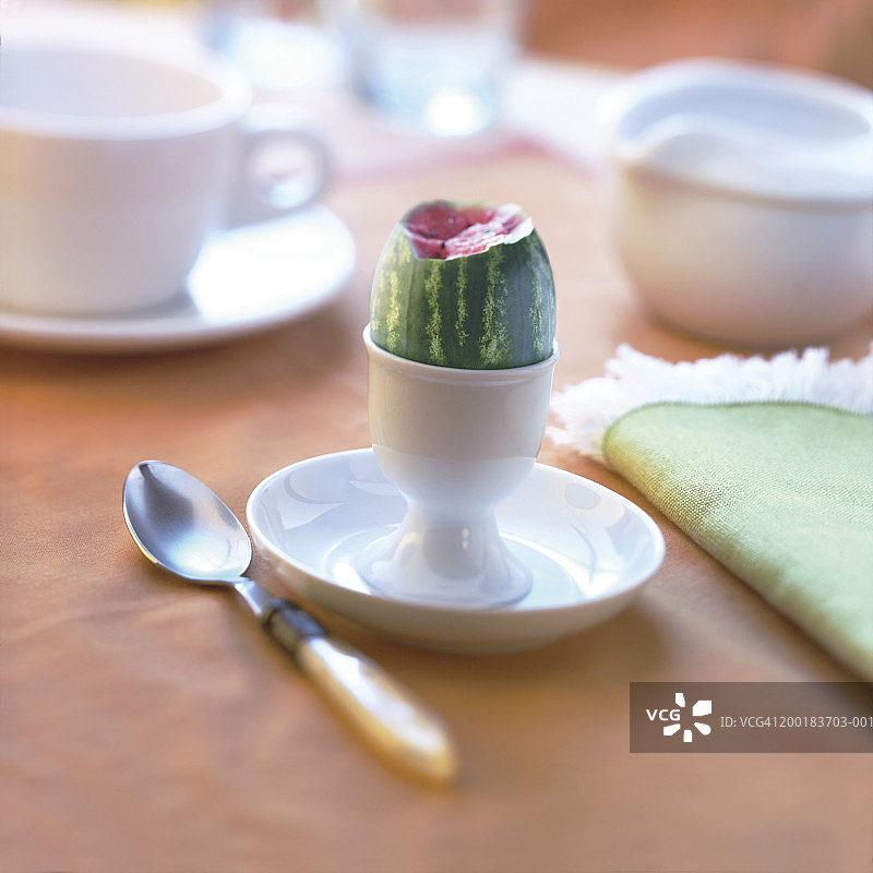 蛋杯里的西瓜和勺子图片素材