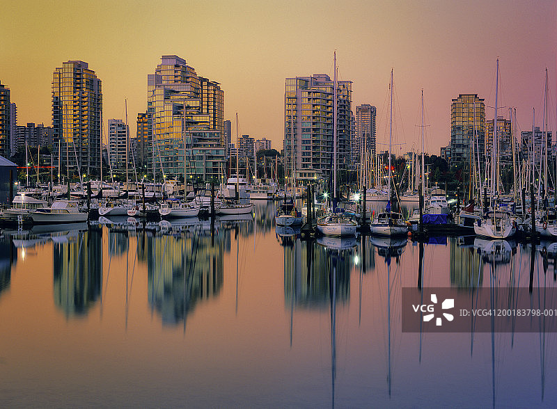 加拿大不列颠哥伦比亚省温哥华港口的船只和天际线，黎明时分图片素材