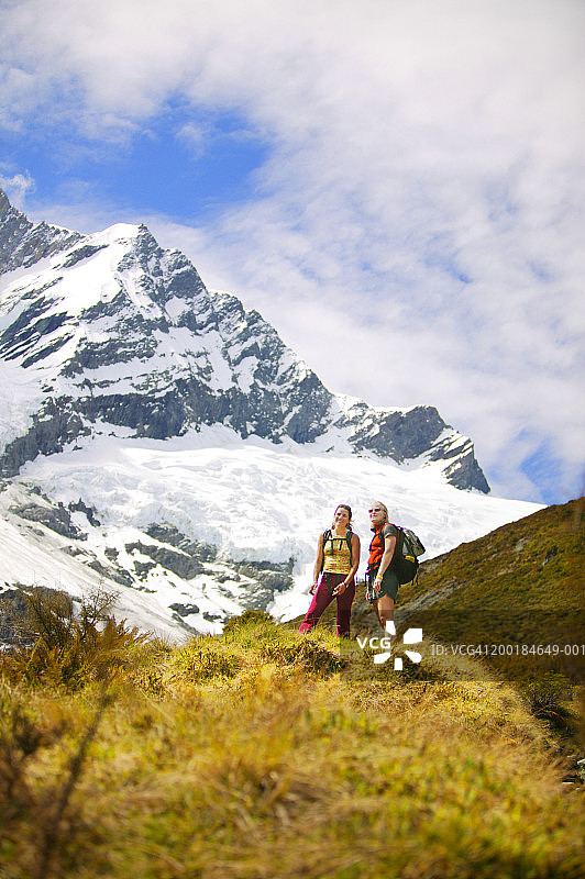 两名女性在山边附近背着背包图片素材
